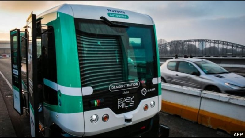 Беспилотные автобусы начали курсировать между вокзалами парижа