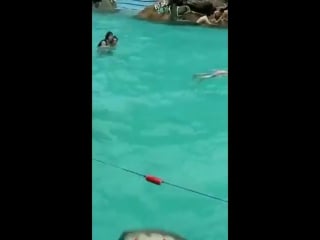 Вьетнам мальчишка тонет