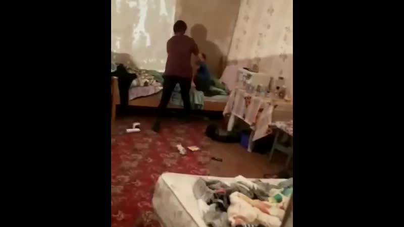 В томской области пьяная мать избила 18 летнего сына за то, что её вызвали в школу