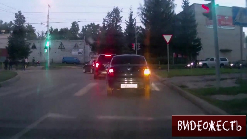 Мотоциклист сбил коляску с ребенком © видеожесть