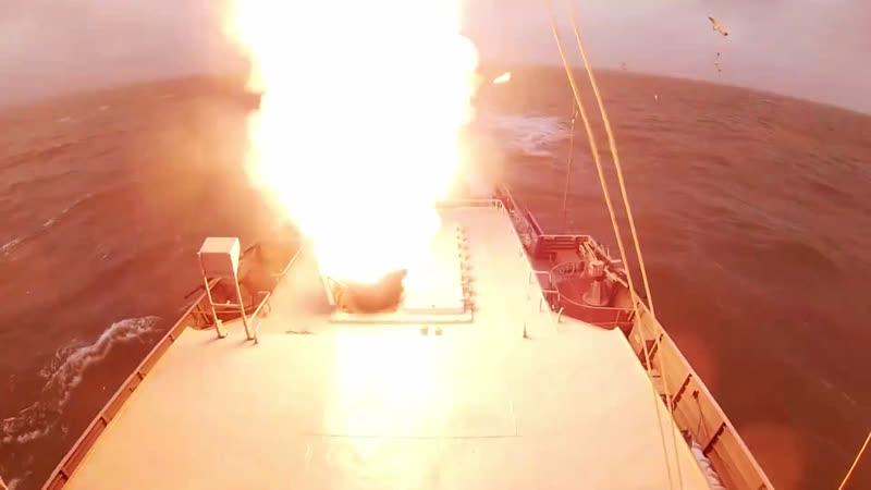 Пуск крылатых ракет «калибр» малым ракетным кораблем «великий устюг»