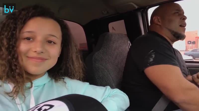 Дочь сняла как очень круто поет отец