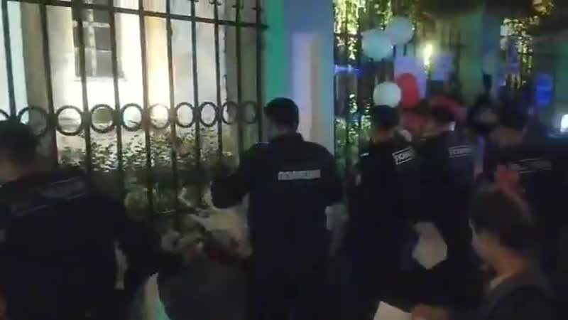 В москве у посольства беларуси полиция сначала разогнала акцию в поддержку протестующих