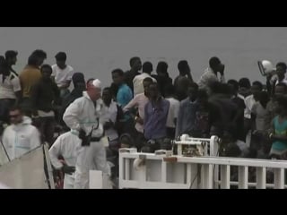 Am hafen von catania kam das schiff der küstenwache mit über 900 personen an bord