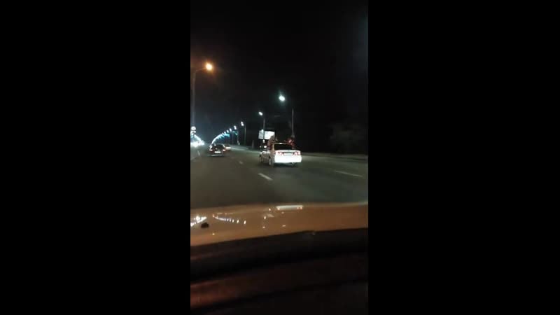 Обнаженная девушка на октябрьском мосту