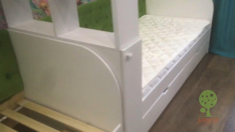 Две кровати с каретной стяжкой и радиусный стеллаж