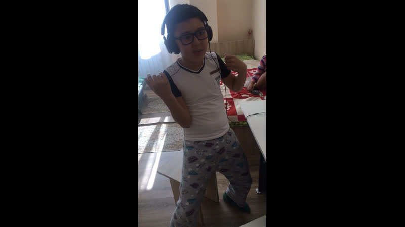 Асик танцует