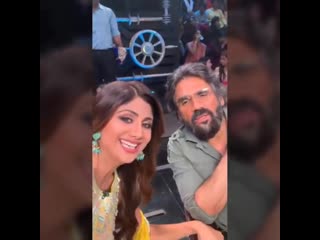 Shilpa shetty bonding with ex sunil shetty after 20 years at her dance show