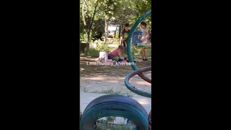 Детишки во дворе играют