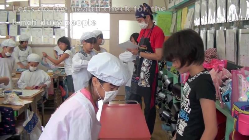 Обід в японській школі це набагато більше, ніж просто прийом їжі