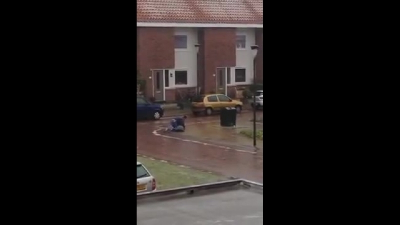 Парень не может выкинуть мусор из за гололеда и сильного ветра