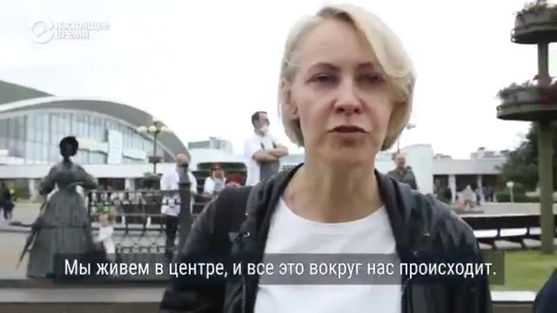 Женщины в белом выстроились в цепь у комаровского рынка в минске против молодые силовиков