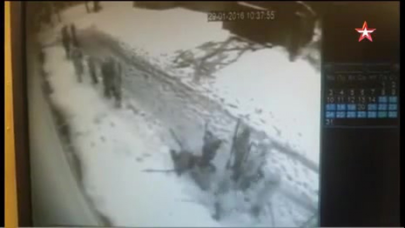 Глыба льда упала на первоклассницу на уроке физкультуры