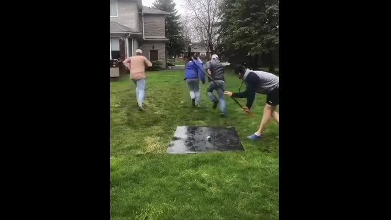 Канадская версия игры "догони меня кирпич"