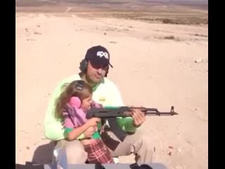 Дал пострелять дочке с калаша