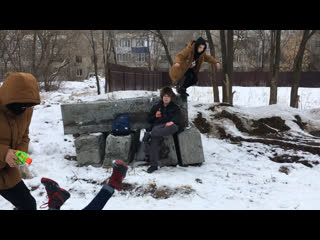 Чувак спокойно сидит и пьет колу во время того как вокруг него творится жуть