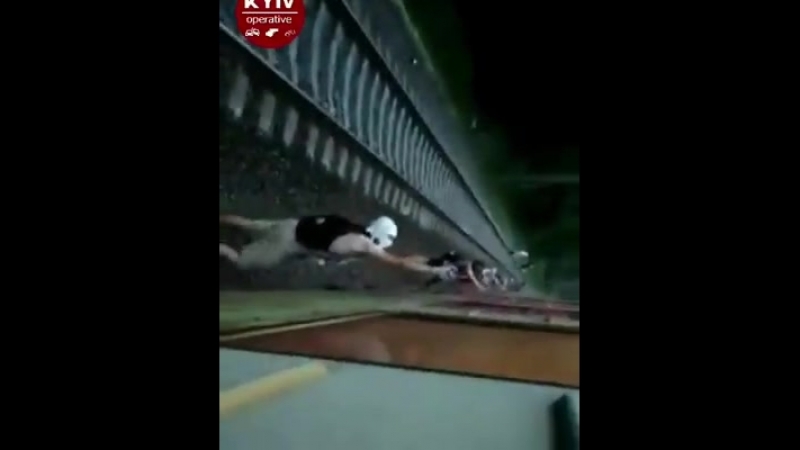 В киеве уроды в балаклавах остановили электричку и разрисовали её