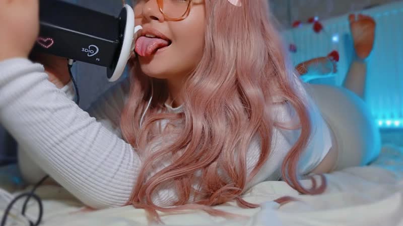 Sleepy loba asmr (close up) earlicking, mouth sounds, feet | in the pose