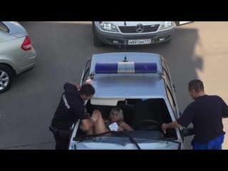 A woman breaks a police car windshield with her bare feet! mp4