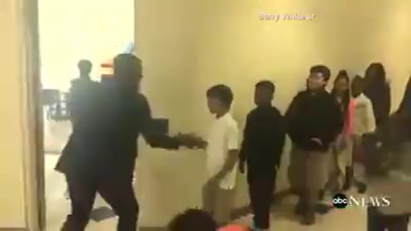 Учитель придумал для каждого ученика свое приветствие © видеожесть