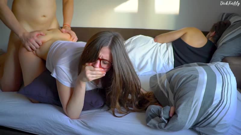 Ебет жену пока муж спит рядом порно видео