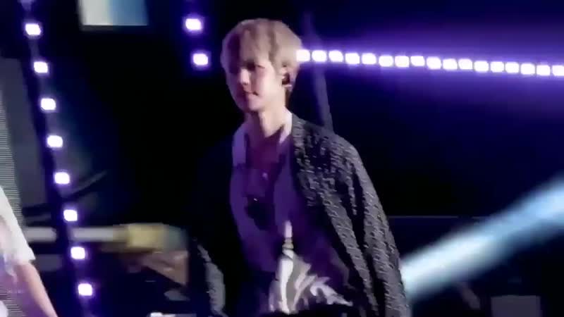 Baekhyun getting angry at the staff to adjust his mic will always be extremely hot to me