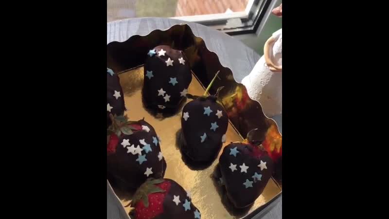 Клубника в горьком шоколаде