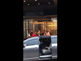 Victoria at the hotel before weibo night ceremony (210228)