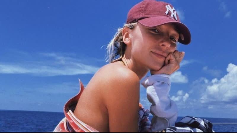 Ивлеева показала на видео процесс создания тату на среднем пальце