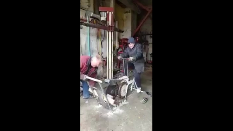 Вона хотіла тренажер, а він циркулярку