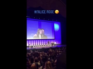 Медхен садиться скиту на колени paley fast