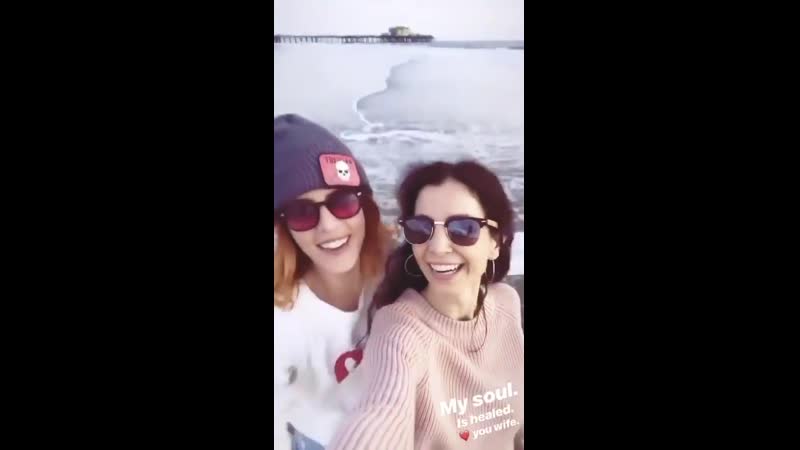 Эмили бетт рикардс с подругой