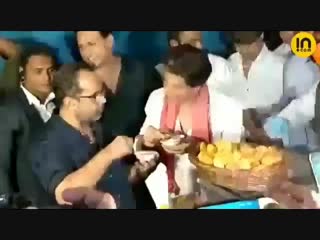 Shah rukh khan and aanand l rai enjoying meerut waale golgappepanipuri at the zero trailer launch