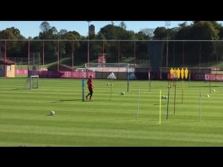 Da ist er zurück im teamtraining! arjen #robben joggt unter applaus auf den rasen