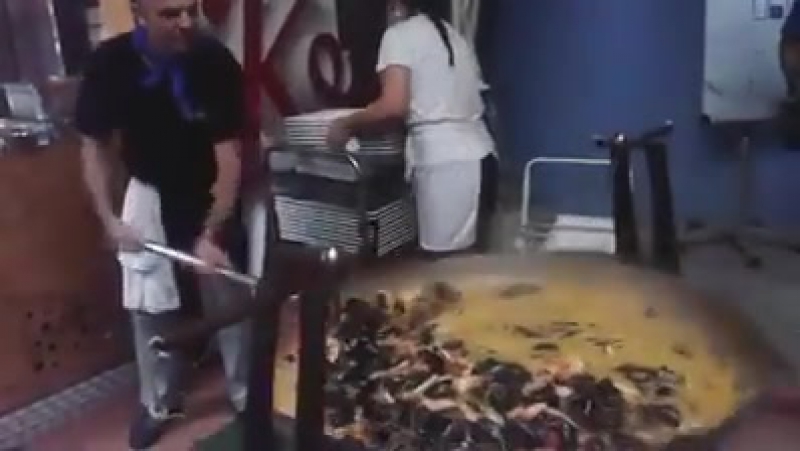 Повар готовит огромную порцию спагетти