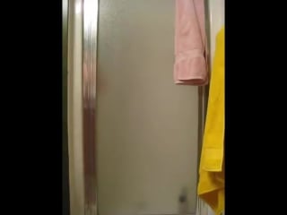 Блондинка позирует, раздевается и принимает душ перед камерой