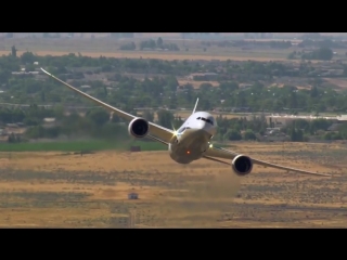 Вертикальный взлёт пассажирского самолёта boeing