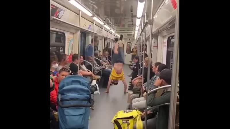 Когда в метро лючили песню твоей молодости