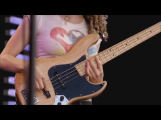 Tal wilkenfeld solo bass (jeff beck & tal wilkenfeld crossroads live) • 2007