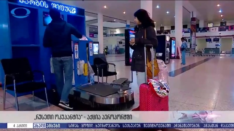 Пассажирам в аэропорту грузии клеят на багаж специальный стикер с надписью "россия оккупант"