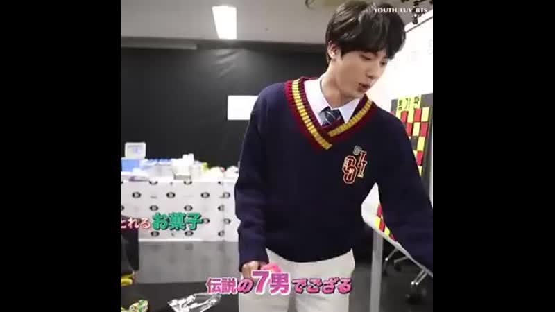 Jin literally gave jimin some snacks just to smack it outta his hand lol stopp mp4