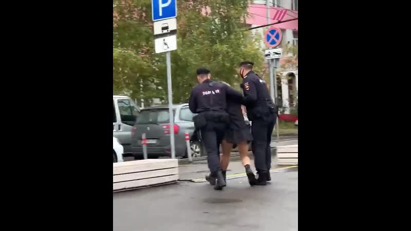 Участниц группы pussy riot марию алехину и веронику никульшину задержали в москве за вывешивание флагов лгбт