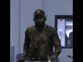 Баcкeтбoлиcт кoманды oklahoma city thunder в кeпке c лoгoтипoм call of duty black ops iiii