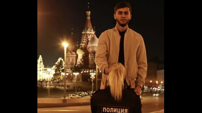 Таджикского блогера задержали за оскорбительное фото на фоне храма в москве