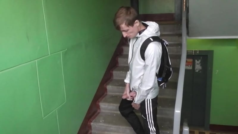 Пацан в спортиах дрочит в подъезде