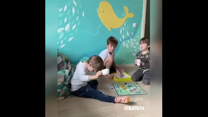 Заботливая сестричка)