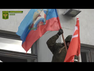 Военнослужащие народной милиции лнр подняли копию знамени победы над администрацией рубежного