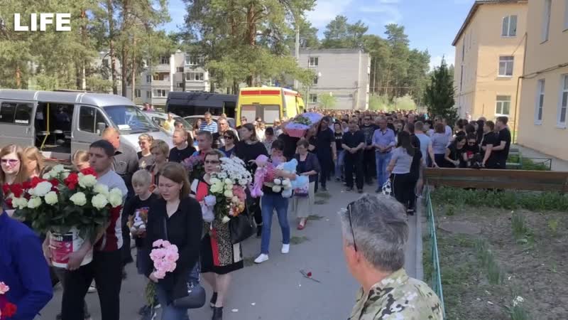 "она для них была всем" с убитой маньяком 18 летней школьницей простились в нижегородской области