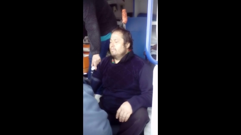 Воткнул нож в голову