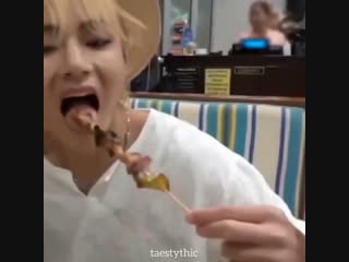 Taehyung eating food with a cute little pout on his face makes me the softest person on earth why is he gotta be so adorable 😔